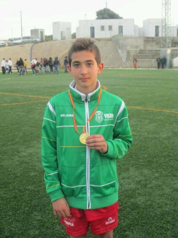 me enkamta el futbol y me gusta ser el kapi de mi ekipo :)