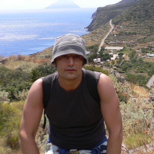 StefanoUssi's profile picture. “Un hacker è una persona che si impegna nell’affrontare sfide intellettuali per aggirare o superare creativamente le limitazioni che gli vengono imposte..