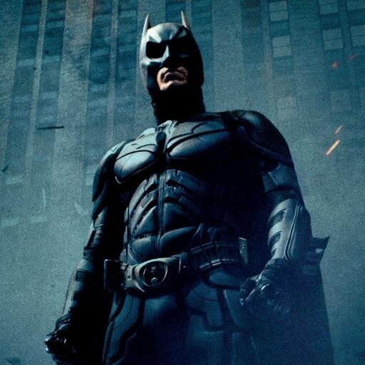 Soy un símbolo incorruptible, soy el terror en la noche. Soy un guardián silencioso. Un protector vigilante. Un Caballero Oscuro. Soy... Batman.