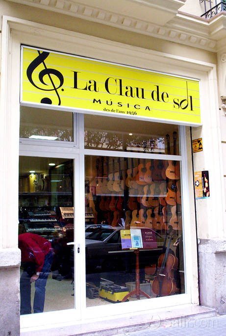 Botiga d'Instruments Musicals - Tienda de Instrumentos Musicales - Musical Instruments Shop .Saxos, clarinetes,guitarras,armónicas, violines, acordeones...