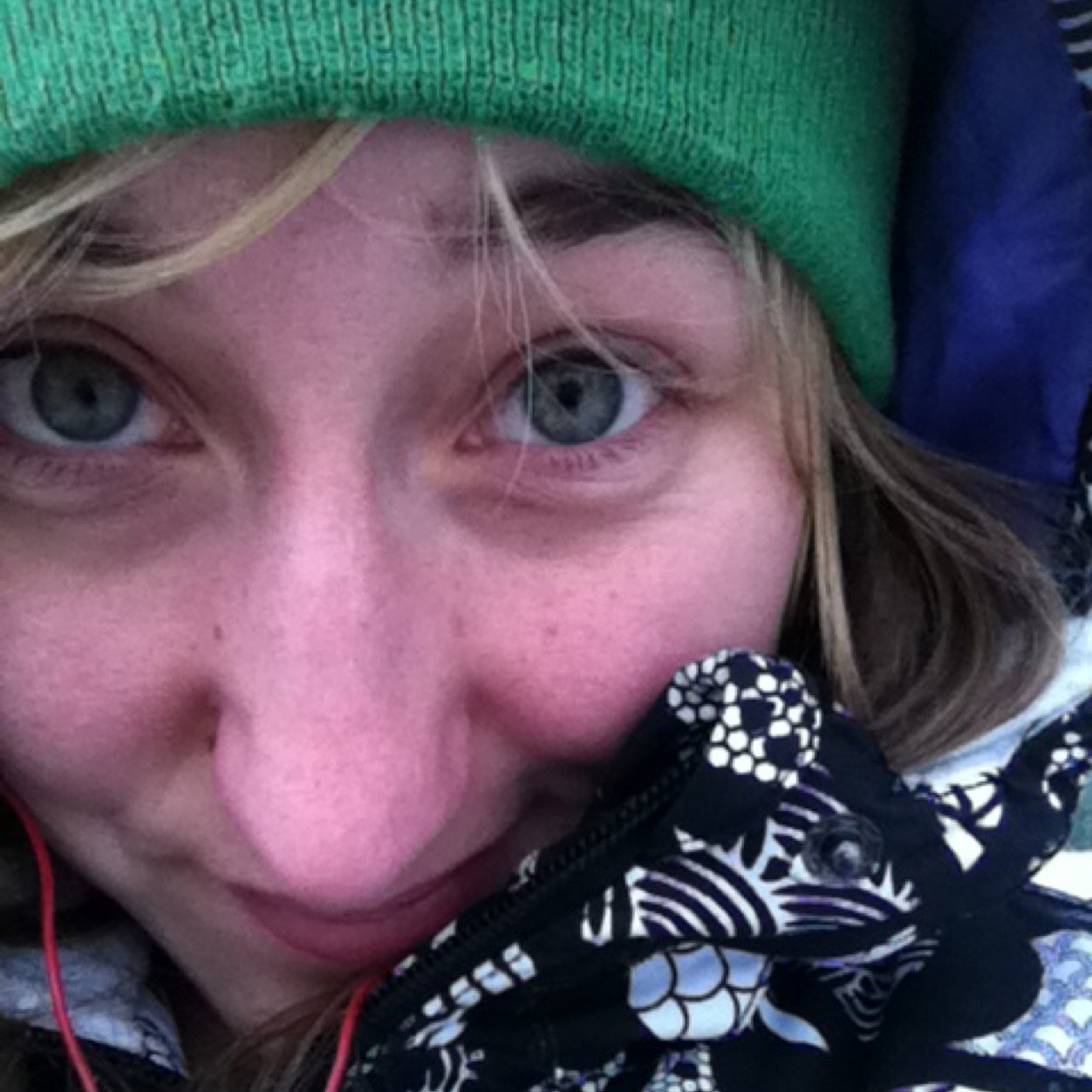 Just a 17 years old little weirdo ^^ Follow and you'll see ! (J'parle français aussi, très souvent même ! ^^)