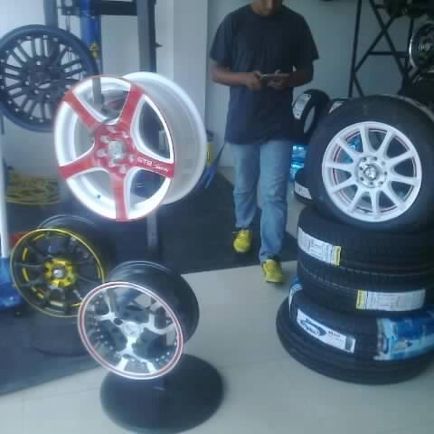 VENTA DE LLANTAS, AROS, BATERIAS, FILTROS Y LUBRICANTES - SERVICIO DE ENLLANTAJE Y BALANCEO - 042892511