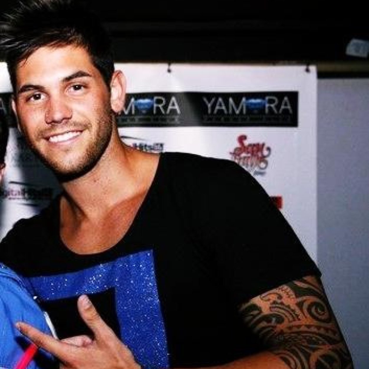 ¿Mi idolo? Está claro @ErikRiolobos por simples razones su simpatia,su corazón,su encanto,su belleza y para mí es PERFECTO. Nos siguió el 09.07.12 (: GRAANDEE!