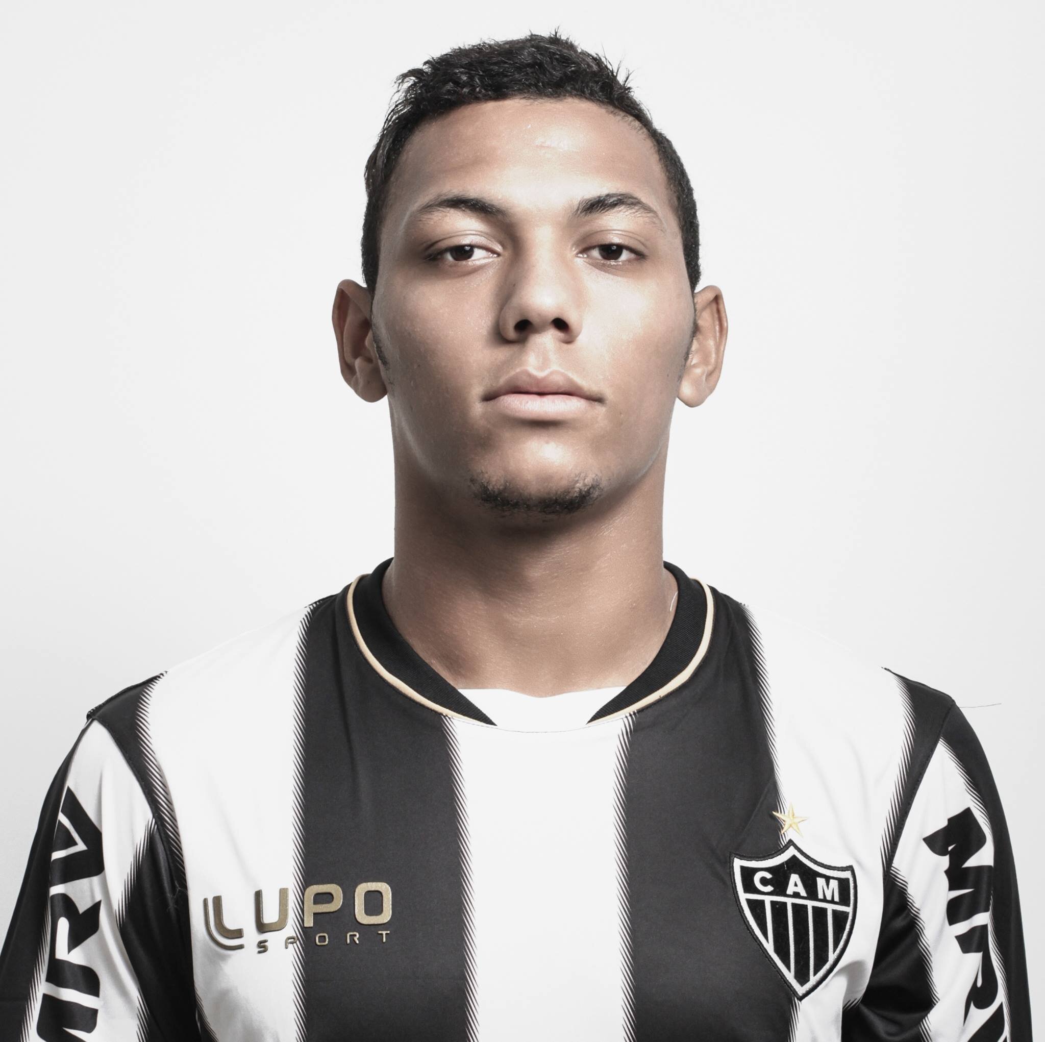 Bem vindos ao Twitter oficial do Alex Silva. 
Welcome to the OFFICIAL Twitter of Alex Silva.
Lateral direito do Clube Atlético Mineiro.