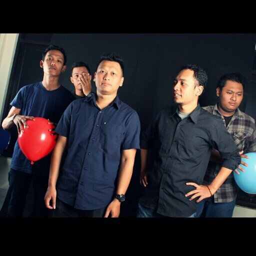 We Are EL BARUKH from Solo @Teddy_Habieb (voc) @Tholeisme (lead gtr) @giwangksurya (rythm gtr) @daniel_berdansa (bass) @Alfonsosdewa (drum)
