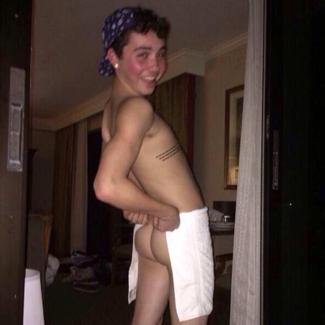 this is a free follow from @cliffordcondom :)
