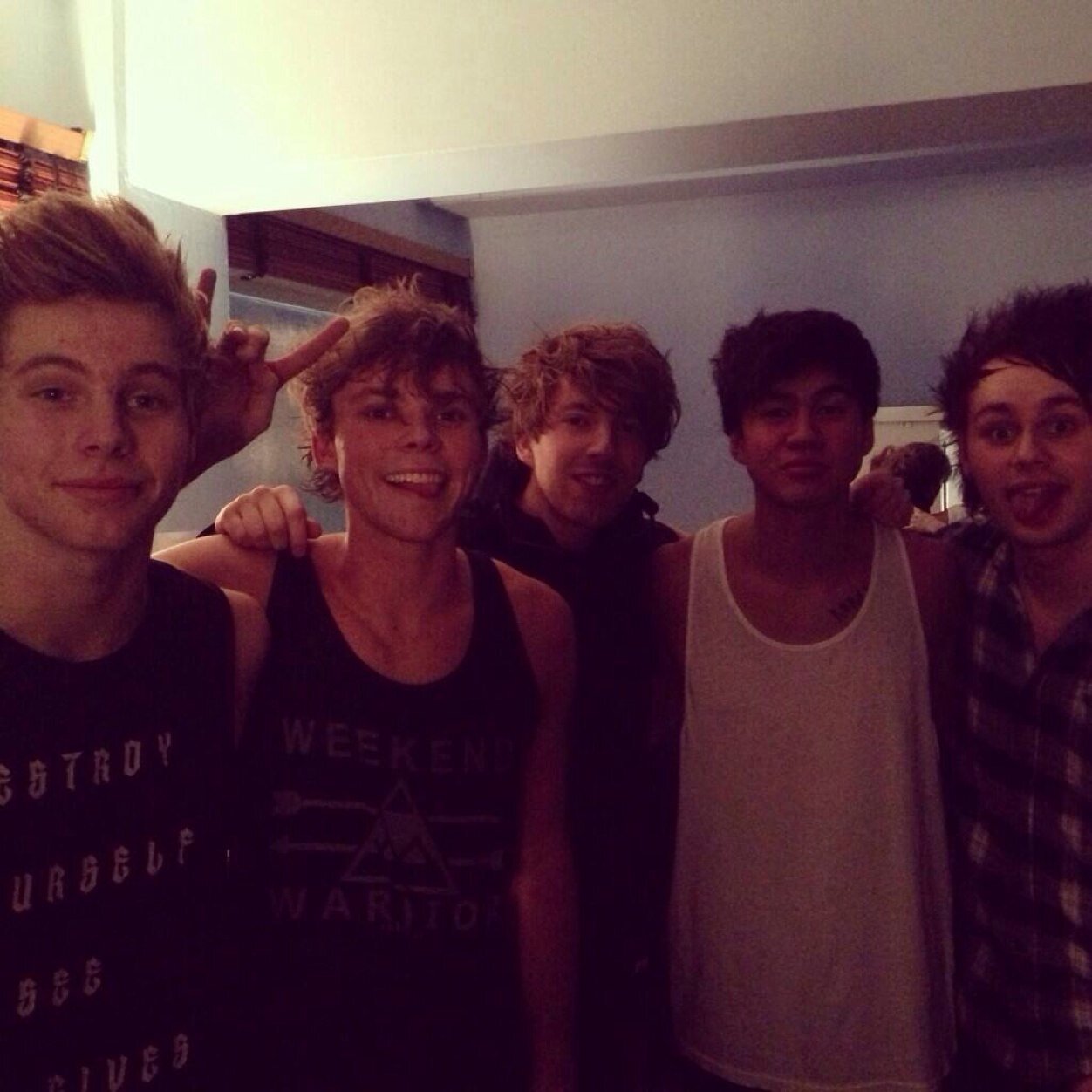 this is a free follow from @cliffordcondom :)