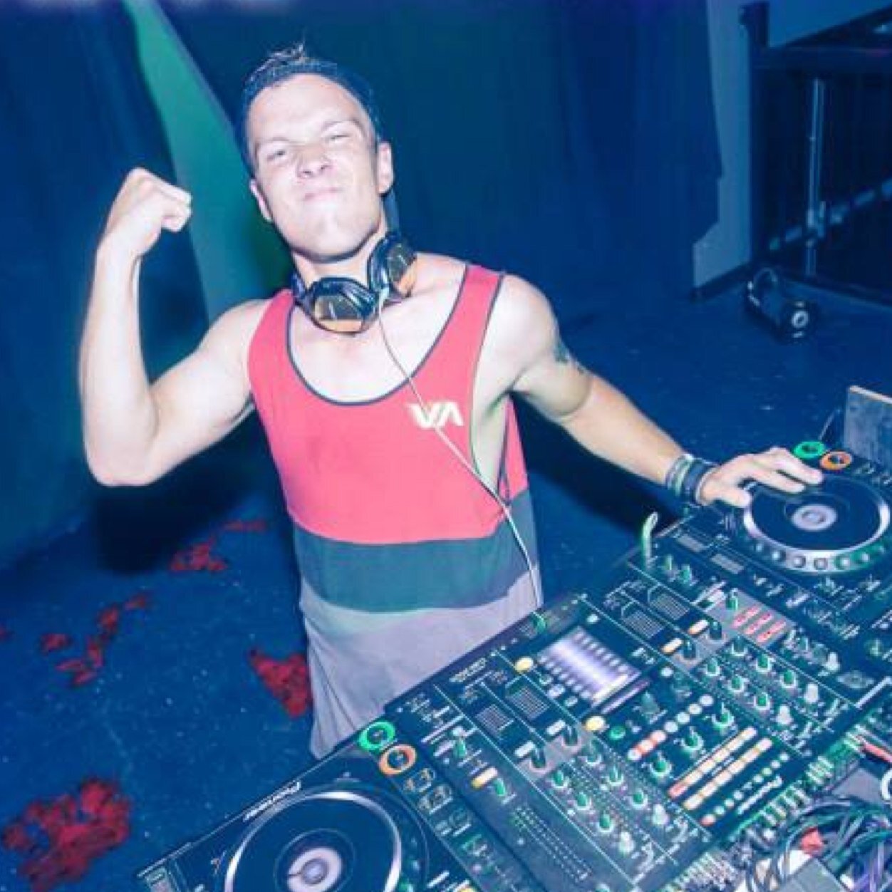 DJ, Snowboarder, Golfer, Yerba Mate drinker and Average Dancer. Instagram: joshdekay Soundcloud: Josh Dekay