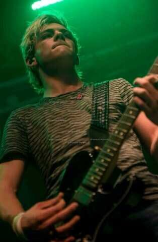 MlscROSS's profile picture. R5