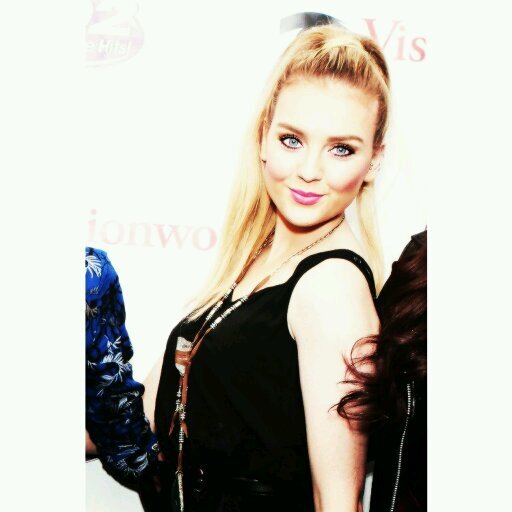 1D. Little Mix. The Vamps. 5 idiotas que empezaron en unas escaleras y siguieron por encima del mundo. ωοrδ υρ. Not all heroes wear capes.