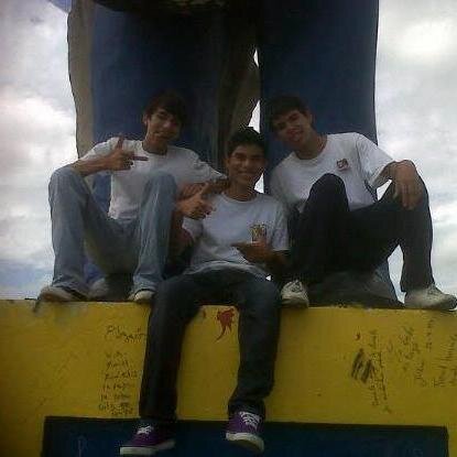 adicto al twitter, bromista y muy pana sigueme y te sigo sin ningun problema ;)