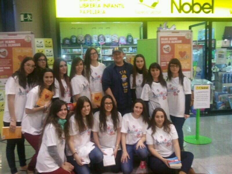 13 chicas granadinas unidas por una razón: Blue Jeans. Somos Angela Elena Lour Mari Azu Sara Carmen Julia Clara Meri Isa Irene y Marinis