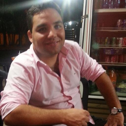 Solteiro, sem filhos, amante da minha família.