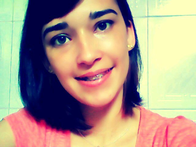 Toda mulher leva um sorriso no rosto e mil segredos no coração.