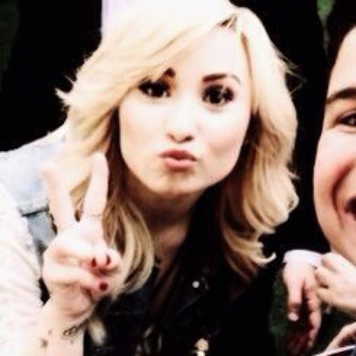 wherehor4n's profile picture. Eu podia estar matando e roubando,mas eu so estou no Twitter e minha mãe ainda reclama