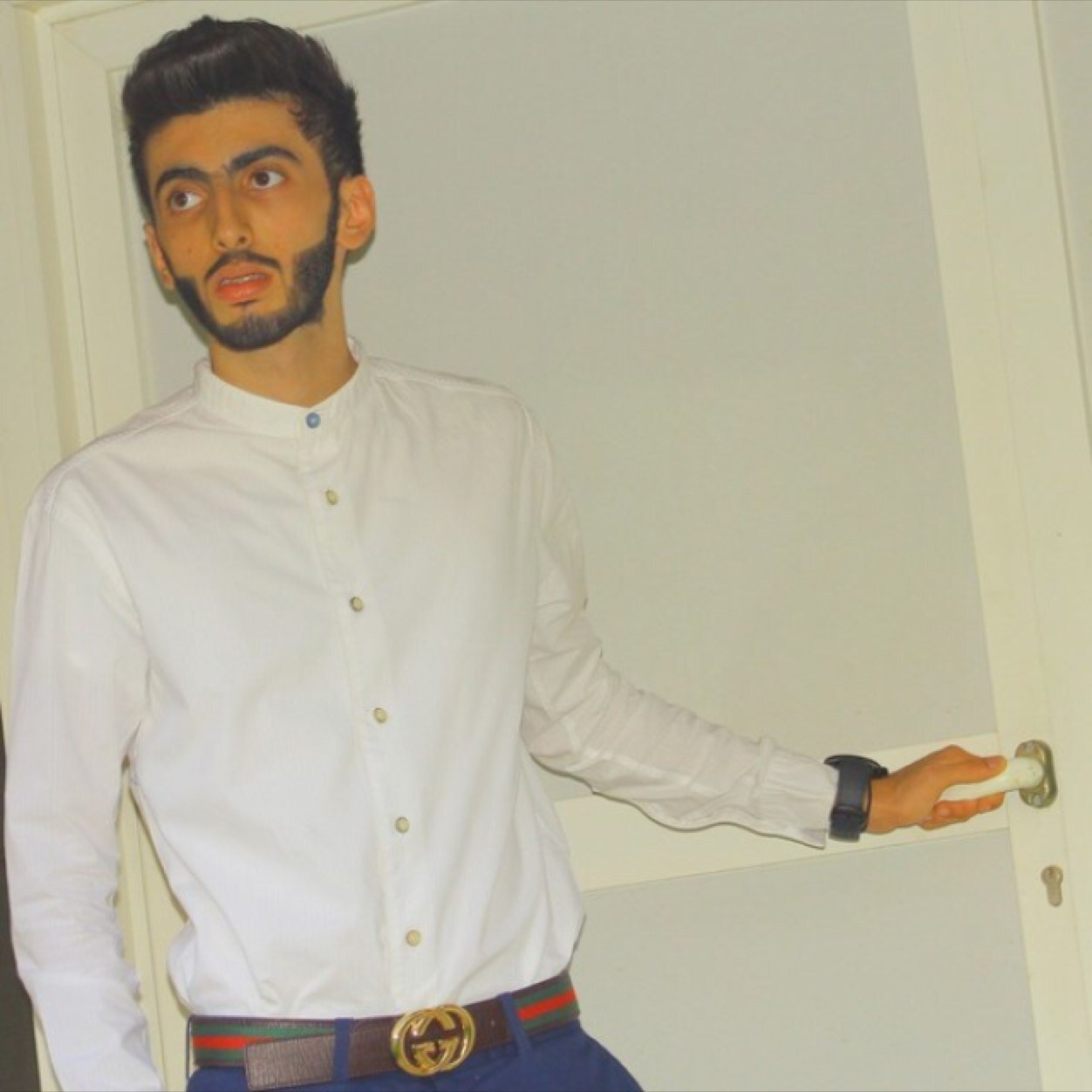 انا مُعجب بنفسي فوق الإعجاب يعني لو تنتقد من هنا لبكرا ما جبت خبرك.