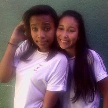 Sou A garota com os fones de ouvido qe curti Funk, Reggae & Rap {Num nasci pra ser igual} cada um qe anda do meu lado sabe qem eu Sou! Beiijos ;*