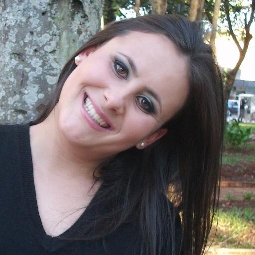 Pedagoga.....menina mulher sonhadora, apaixonada pela família, pelas coisas simples da vida e por Brilha Som... sempre em busca do equilíbrio e da felicidade.