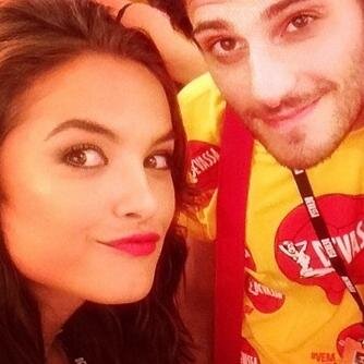 Escorpiana, apaixonada, adoro música, fã da @lua_blanco e do @luansantana Amo cantar, tenho uma família maravilhosa, e amigos sem igual. Eu amo VIVER *-*