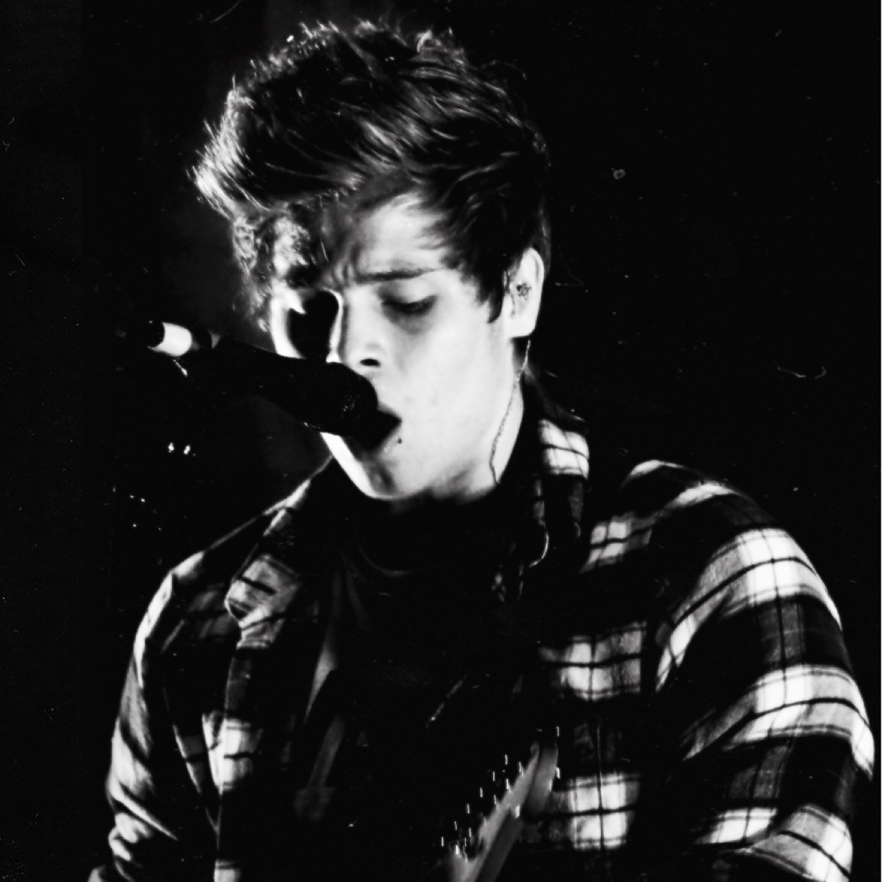 ALLEZ ME FOLLOW A @Hemmings_Tommo MERCHIII :)))) je follow back 3