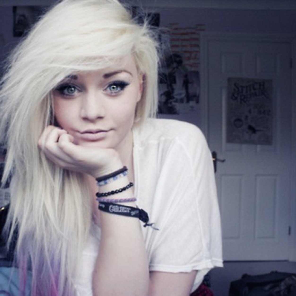 Hello. Humanized version of the color White here.. (20, F, Single, NSFW, 18+)