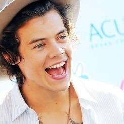 Uma fã apaixonada pelos minos do One direction!!e uma menina que gostaria de ser a cueca do Harry