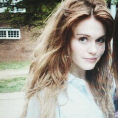 VivaciousRoux's profile picture. 'I just don't see how a world that makes
such wonderful things could be bad.' | DisneyRPG