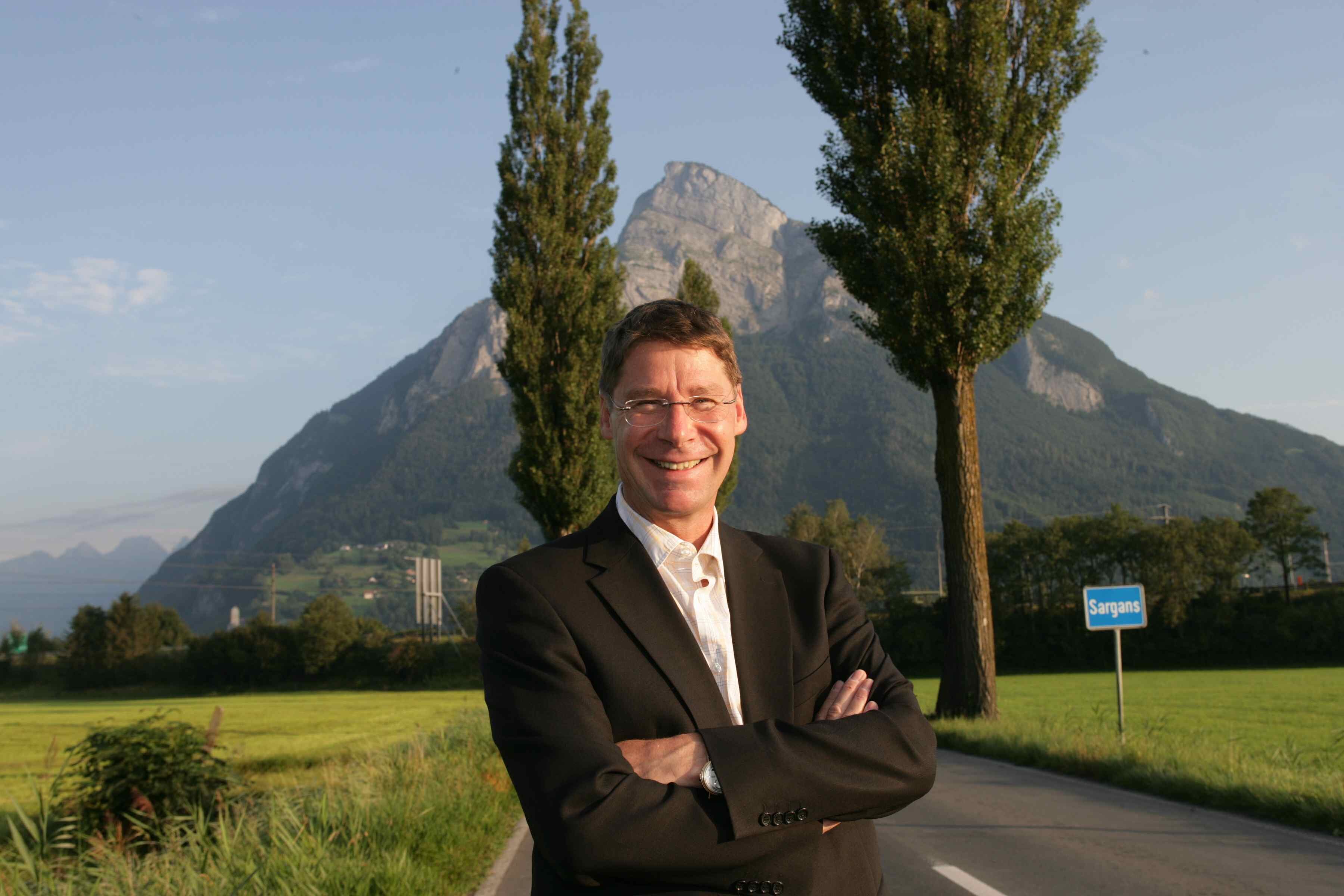 Beherrscht extrem wenig von extrem viel. Das pure Gegenteil eines Akademikers!