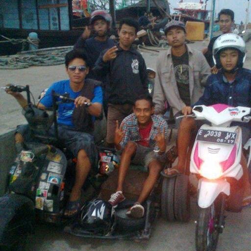 hanya cewe matre yang gak mau naik vespa