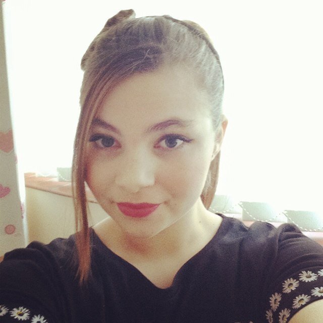 15~ Single~ Make-Up. Fashion. Lifestyle. 

I follow back!! ;)