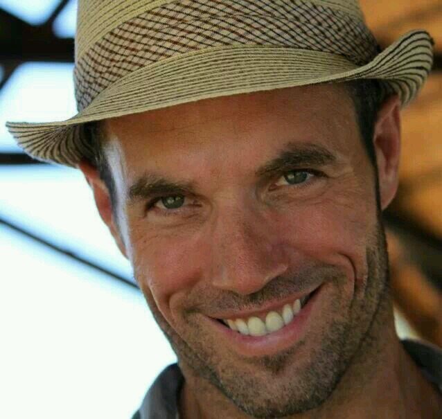Founder of electric ink (multi) media, ocean addict and endorphin freak.