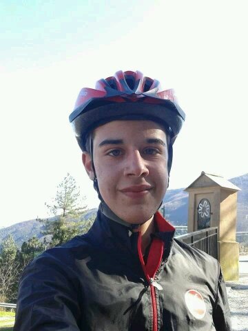 Ciao a tutti voi io 15 anni e sono un grande appassionato di ciclismo e il mio idolo e @VincenzoNibali