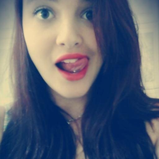 A menina complicada, que ama musica, as vezes ama a vida, vive e sofre de amor, a menina que sabe sorrir sem motivos, essa sou eu!! =D