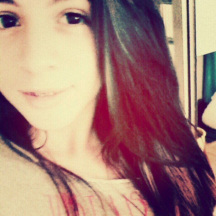 Eeeu? A garotinha simples querendo ser feliz (!!) ..Me segui q eu sigo d volta bjs..