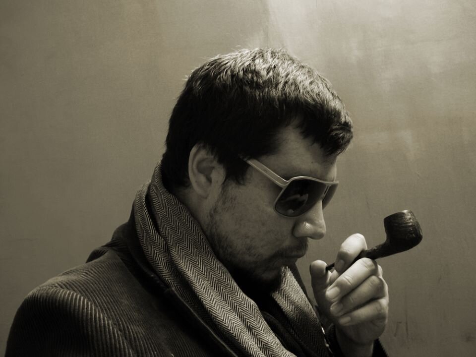 Escritor de canciones, fotógrafo, amante del blues y Mercadólogo. Ámenme.