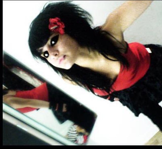 Hi my name is lamya i am 15years love to sing rap,rock and pop one dirction Band ador and justin Bieber and meily cyrus I'm emo http://t.co/wrVE5HrtJT. ا