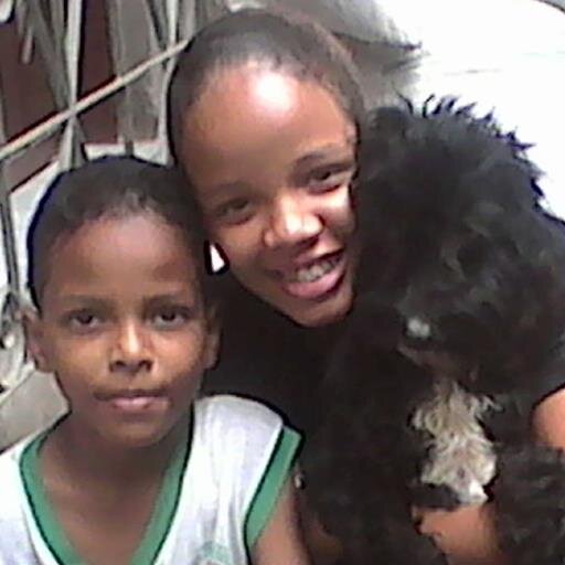 alegre,amiga,verdadeira,adoradora do senhor e amar quem o adora.mim siga que eu te sigo de volta