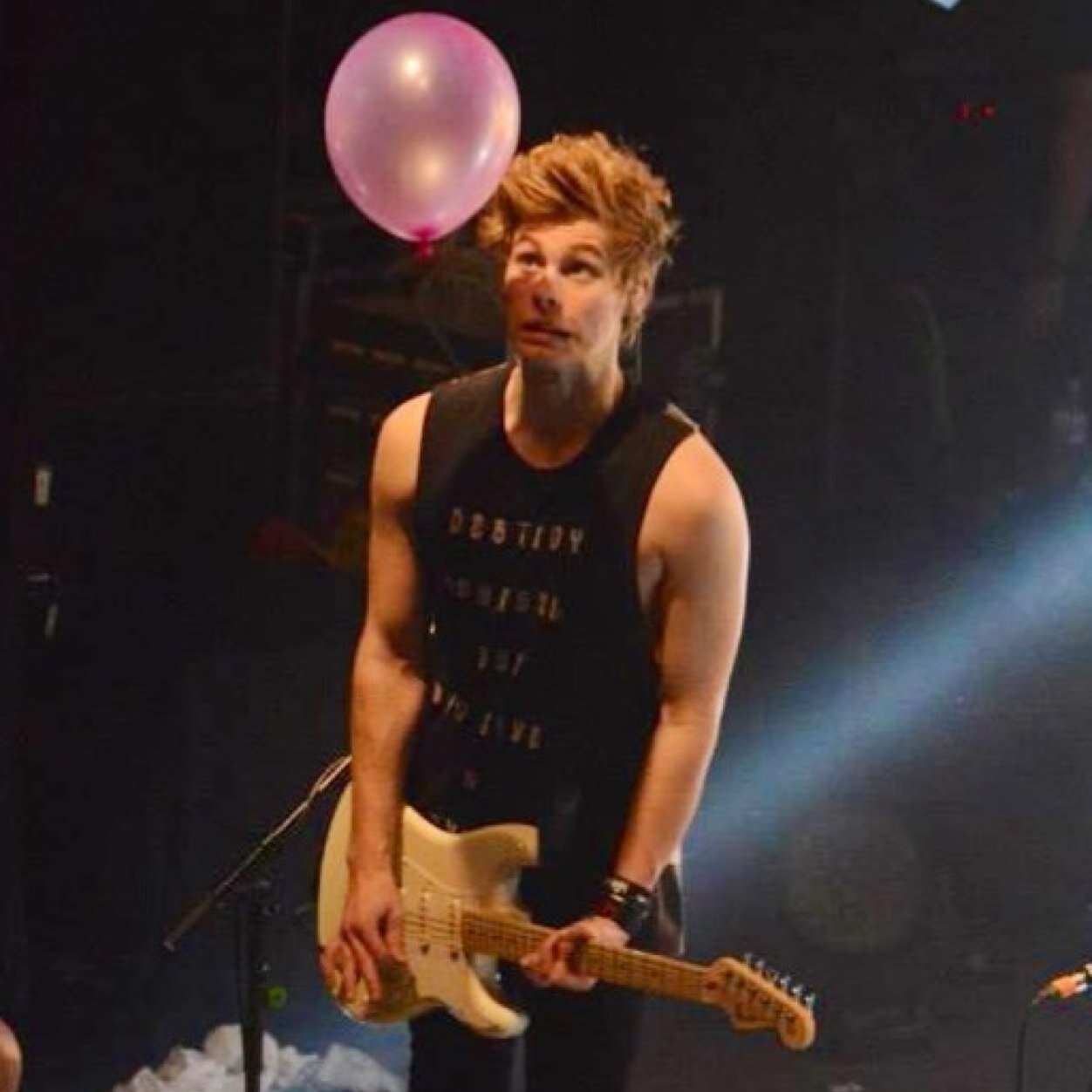 follow @5secsoftrouble . ❤️