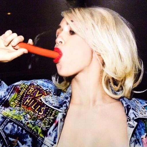 Sou Fã de uma Bitch que ia apanhar da Katy https://t.co/0nt2tVm2Vk