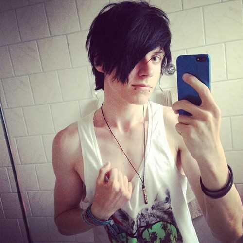 Hi I'm Bryan,I'm 18,Bi,Skater,Taken by my amazing girlfriend she is adorable and all mine♥I love her with all my heart and I always will♥ and I follow back :)
