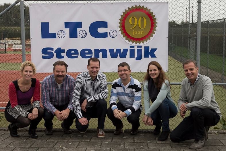 LTC Steenwijk heeft maar liefst 6 verlichte kunstgrasbanen waarop het hele jaar getennist kan worden. Daarnaast hebben we nog 3 gravelbanen.