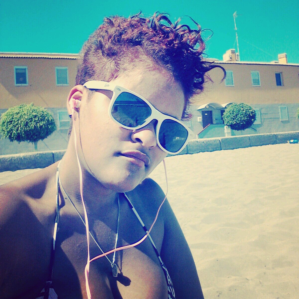 soy simpatica ,sincera , buena persona , me gusta bailar ,ir al cine ,ir a la playa  y soy buena amiga de mis amigos