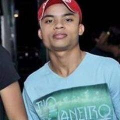 Nunca feche os olhos para o mundo, pois há pessoas que precisam do seu olhar.