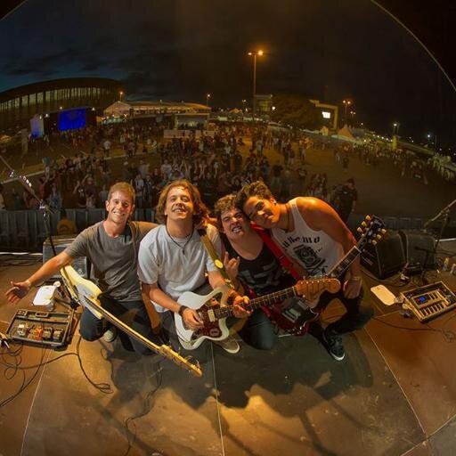 Banda de rock brasiliense. Sigam @DonaCislene