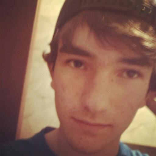 Tenista con sus sueños, esperando destruir mis muros/http://t.co/Oct4XUnSEW Hasel