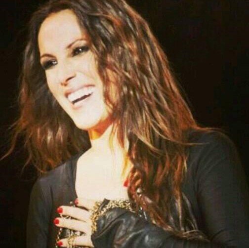 2 MALULERAS#Su música nuestro desafío de vida,el motivo de nuestras sonrisas.Malú se escribe con M de la Mejor,la mejor medicina.El SÍ de nuestras vidas.GRACIAS