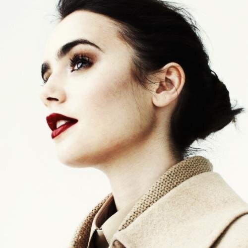 ❝I'm Bella, the daughter of the Red Queen. Tales were once told that pure hearts always win, but how can that be so when the opponent always has an advantage?❞