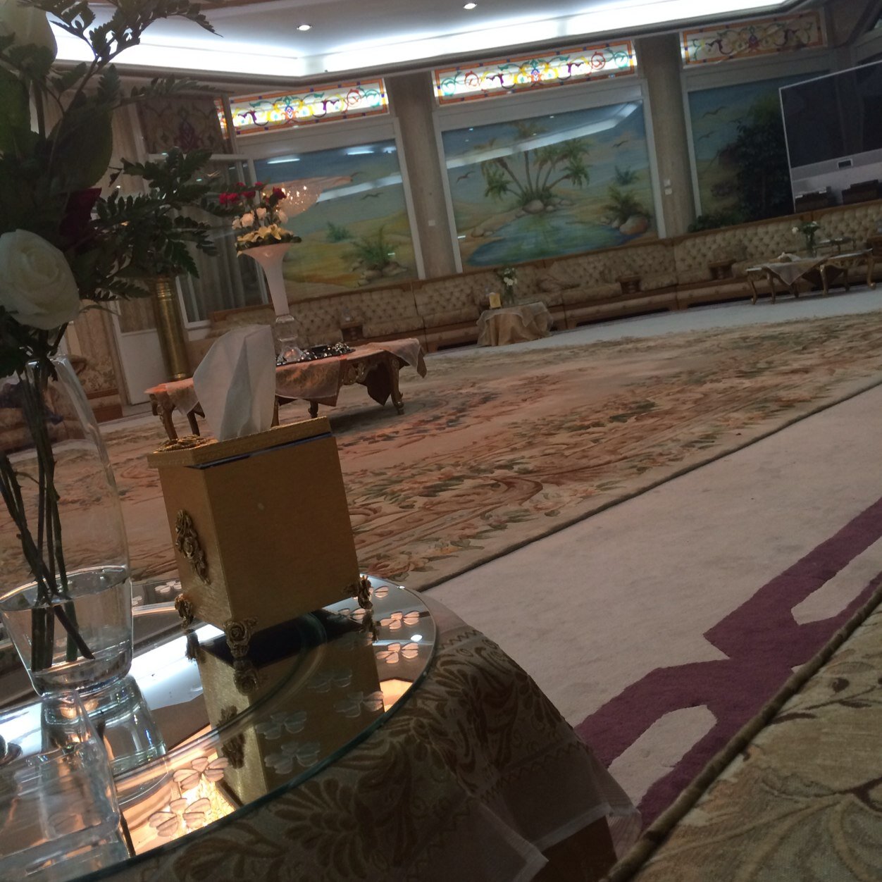 من جرب الحاجة عذر كل محتاج // ناسٍ.عطاها الله وناسٍ حرمها ..