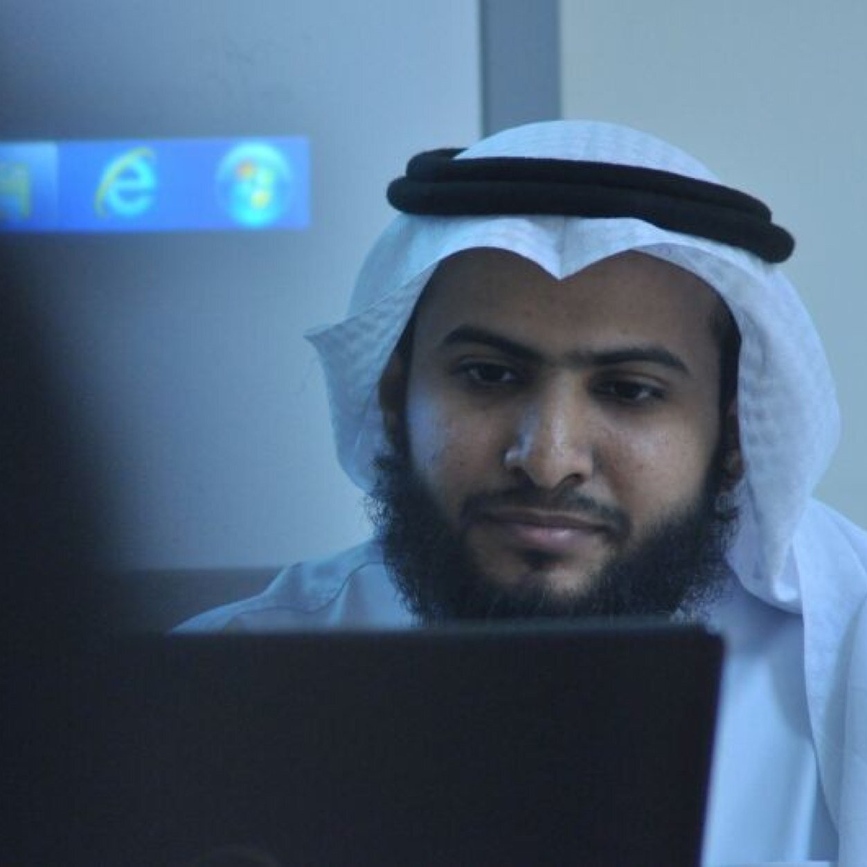 ‏استشاري الطب الوقائي والصحة العامة بهيئة الهلال الأحمر السعودي، في عنقي بيعة لخادم الحرمين الشريفين وولي عهده.