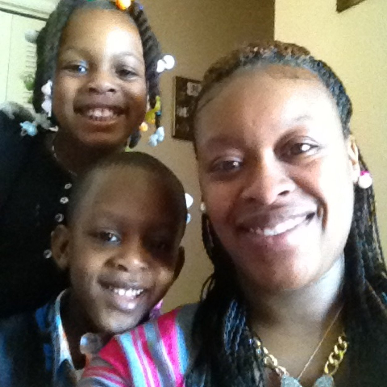 loving ,careing ,have 2 BEAUTIFUL kids and a beautiful house pay my own bills make my own money !!!!!so all my twitter peps follow me